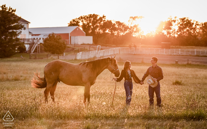 Fotografia de retrato de estilo de vida de Nebraska em uma residência particular para um casal com um cavalo enquanto o sol se põe