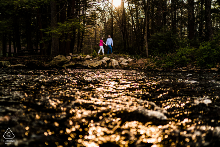 Caledonia State Park Lifestyle-Paarporträts in Franklin County, Pennsylvania, entstanden, als sie bei Sonnenuntergang an einem nahe gelegenen Bach im Park spazieren gingen