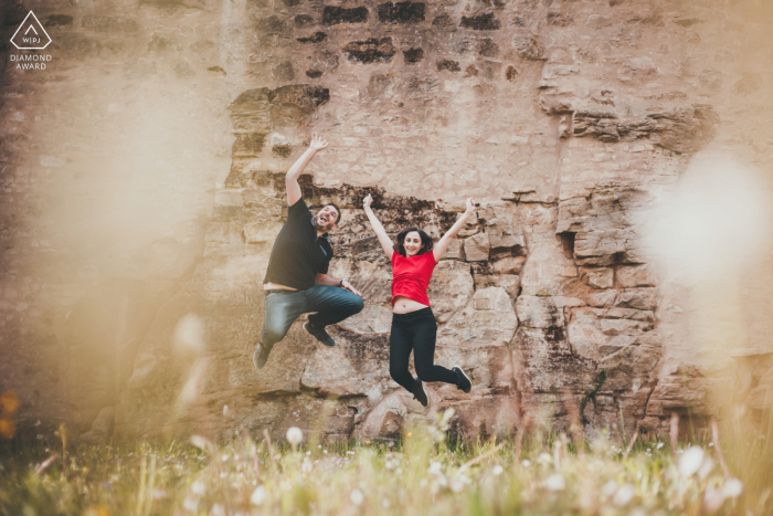 Rodemack Lifestyle-Portraitfotografie für Paare in Mosel, Grand Est, Frankreich, erstellt, als das Duo im Tandem springt