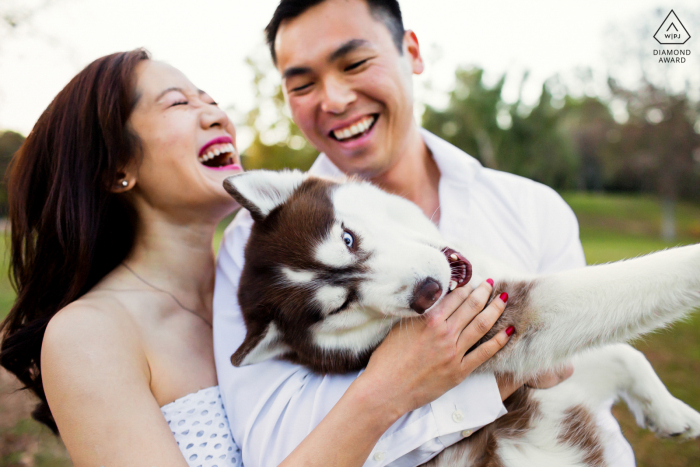 Fotografía al aire libre del estilo de vida de las parejas de Los Gatos con una mirada traviesa de su perrito peludo