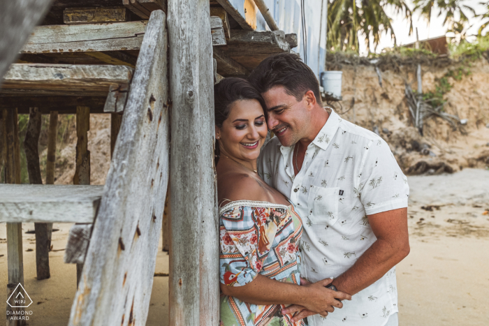 Maceio-Pärchen-Lifestyle-Fotosession am Rettungsschwimmerturm im Sand am Strand