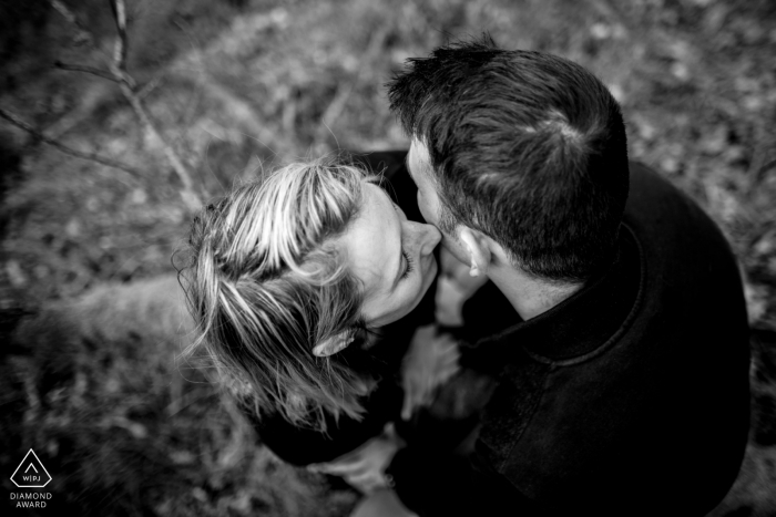 Parejas de Albi retratan sesión de estilo de vida bw mientras se besan en el bosque de Francia