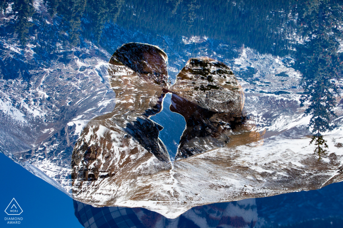 Sessão de noivado pós-proposta de Breckenridge com um fotógrafo de casamento do Colorado mostrando uma silhueta do casal recém-noivo contra o pico da montanha