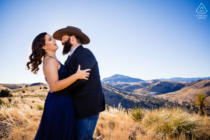 Davis Mountain State Park après la proposition de portraits d'un couple de San Antonio Adventure Engagement shoot avec son chapeau de cowboy