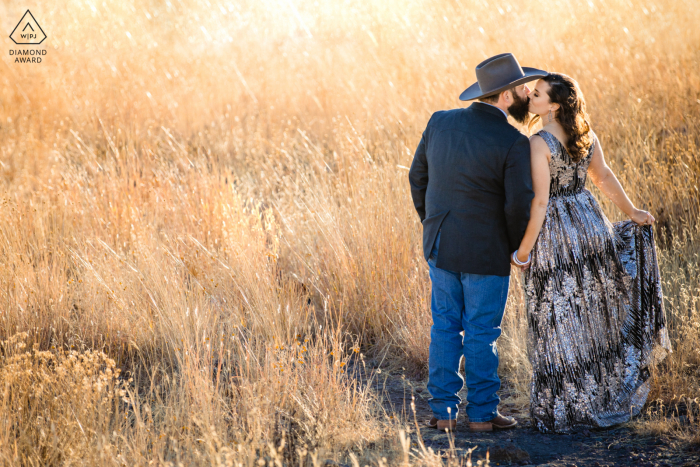 Sessão de retratos pós-proposta de Fort Davis com um fotógrafo de noivado do sul do Texas de um casal de San Antonio se beijando no Davis Mountain State Park