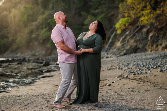 Séance de portrait post-proposition de Marina Los Sueños avec un photographe de fiançailles à Playa Herradura d'un couple de Jaco, Costa Rica