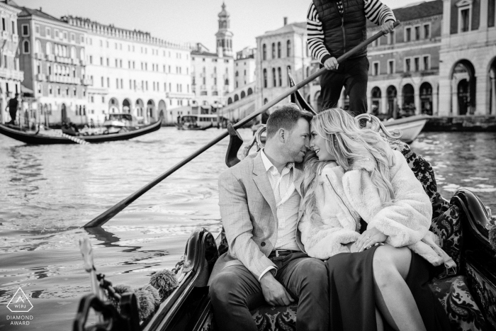 Puente de Rialto postpropuesta de retratos de una sesión de compromiso en Venecia en blanco y negro con una pareja durante un paseo en góndola en Italia