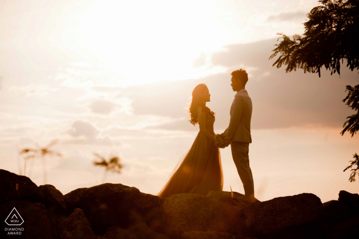 Séance de fiançailles post-proposition de Melaka avec un photographe de mariage malaisien montrant la prise de vue au coucher du soleil pour le couple à proximité de la plage