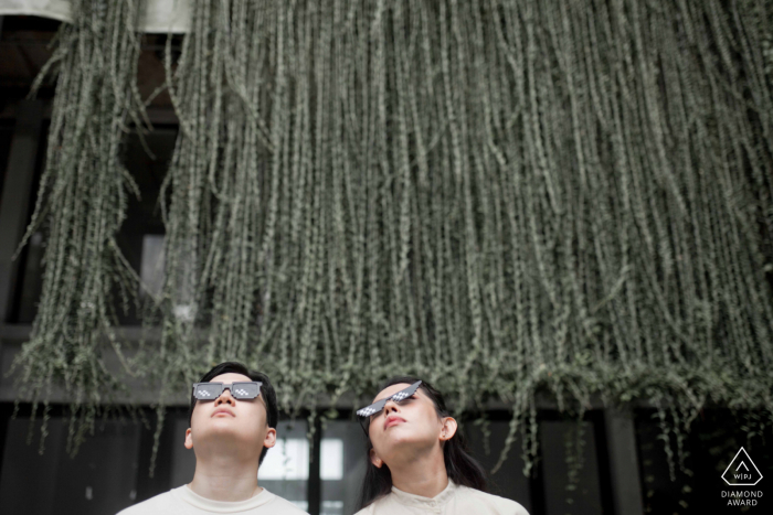 Kuala Lumpur publica retratos de propuesta de una sesión de compromiso de una pareja en Malasia con gafas de sol y una pose relajada