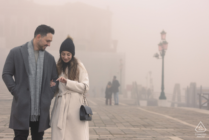 Sesión de retratos en Venecia con un fotógrafo de compromiso de Veneto de una pareja italiana caminando y mirando el anillo después de una propuesta