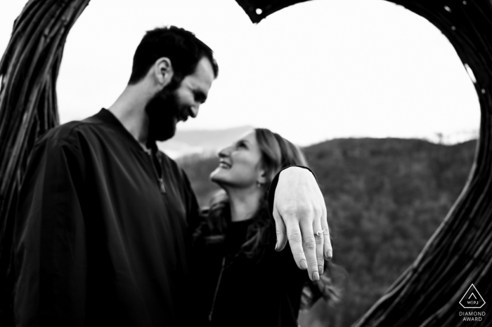 Séance de portrait post-proposition d'Anakeesta avec un photographe de fiançailles à Gatlinburg d'une mariée nouvellement fiancée du Tennessee pour montrer sa bague au twigloo en forme de cœur à Anakeesta