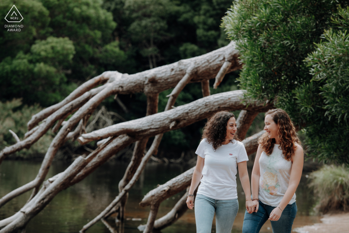 Lagoa de Sintra Post-Proposal-Fotografie, die ein lächelndes portugiesisches Paar zeigt, das sich beim Gehen in der Nähe des Sees unterhält