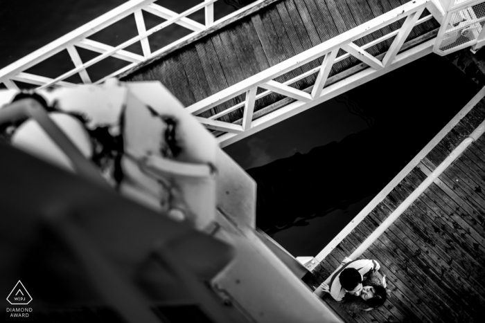 Sessione fotografica di fidanzamento a Lisbona con un fotografo portoghese Lavorare con legno, metallo e acqua