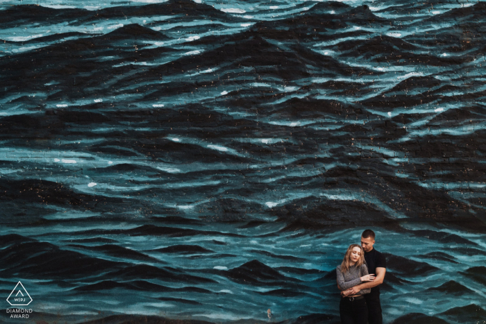 Fotografia di coppia a Kiev durante un servizio di fidanzamento prima del matrimonio in Ucraina che illustra le coppie che non dovrebbero immergersi nell'oceano, ma immergersi nell'abbraccio