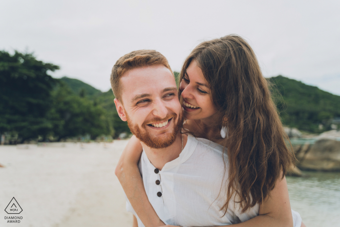 在苏梅岛银海滩为一对海滩上的情侣拍摄婚前订婚照片