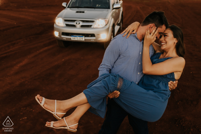 Fotos de compromiso de Assis Chateaubriand. Pareja de Paraná posando en el terreno de su futuro hogar