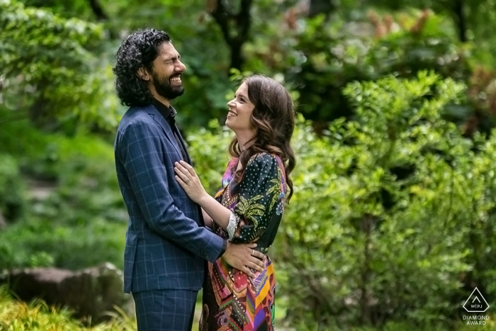 Photos de fiançailles Wynn Park. Un couple d'Atlanta pose en riant un bon coup