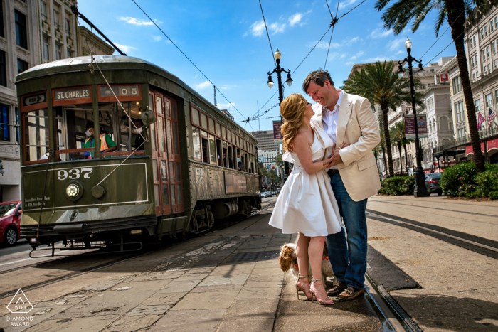 Photographie de couple dans le quartier français de la Nouvelle-Orléans lors d'une séance de fiançailles avant le mariage d'un couple dansant sur la ligne de tramway