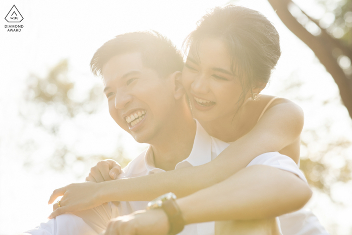 Verlobungsfotosession in Bangkok mit ausgewaschenem Sonnenlicht, das den Rahmen weiß färbt