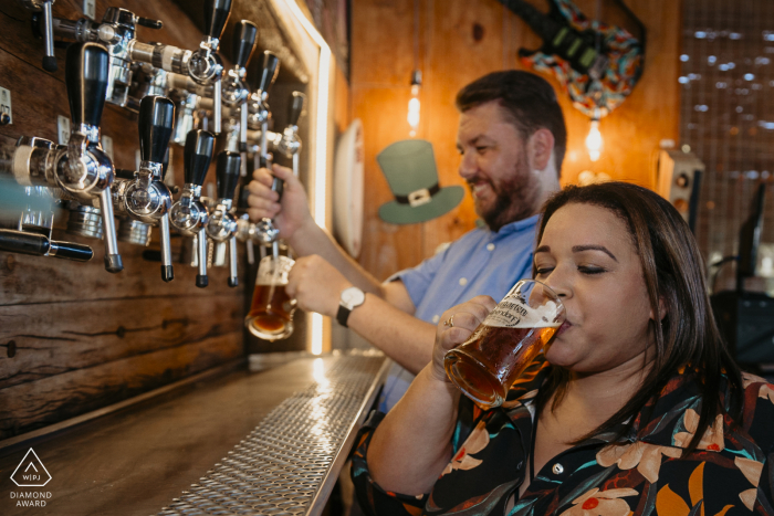 Fotografia di coppia a Nova Friburgo durante un servizio di fidanzamento prima del matrimonio per una coppia RJ che si diverte con birra alla spina