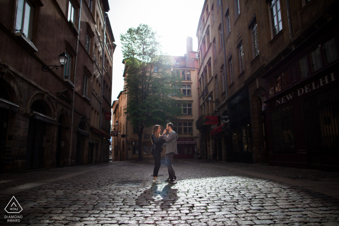 Photos de fiançailles Vieux Lyon. Un couple de français danse dans un rare lieu vide du vieux Lyon, tôt le matin