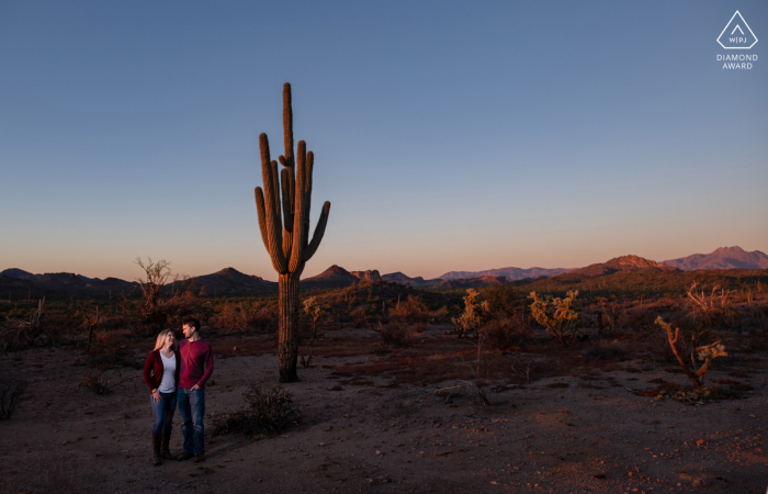 Uma sessão de noivado romântico em Apache Junction, AZ para um casal no deserto