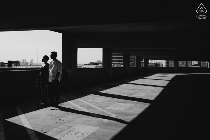 Fiançailles de Dallas. Un jeune couple texan posant lors d'une séance de portrait avant le mariage avec une belle lumière du soleil frappant leurs visages et créant un joli arrière-plan