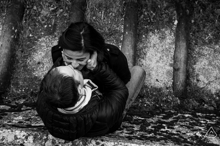 Sesión de fotos de compromiso de Nancy en Meurthe-et-Moselle, Francia desde un ángulo superior en su beso BW en los escalones