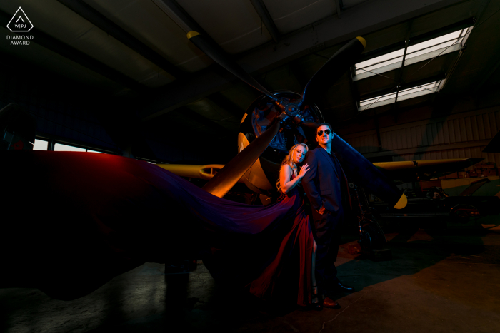 Ein Fotoshooting vor der Hochzeit vom Pleasanton Municipal Airport, Kalifornien, das ihre Liebe zum Fliegen zeigt