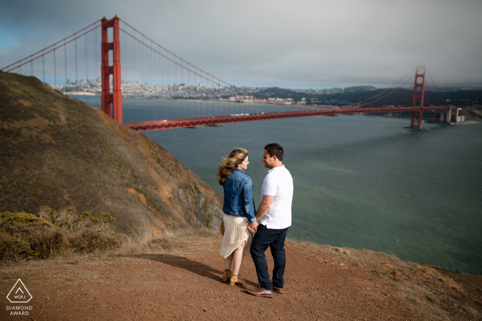 Una soleada sesión de compromiso de Battery Spencer en San Francisco que nos muestra el otro lado del puente Golden Gate