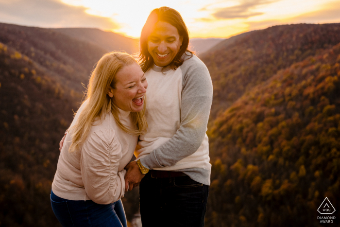 Ein Fotoshooting vor der Hochzeit aus Blackwater Falls, West Virginia, mit Blick auf eine wunderschöne Sonnenuntergangsszene von der Spitze der Hügel