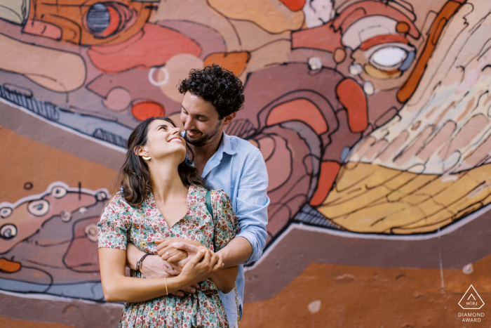 Una sesión de compromiso romántico en Marsella, Francia con Una pareja en las calles de Marsella con un fotógrafo de bodas francés