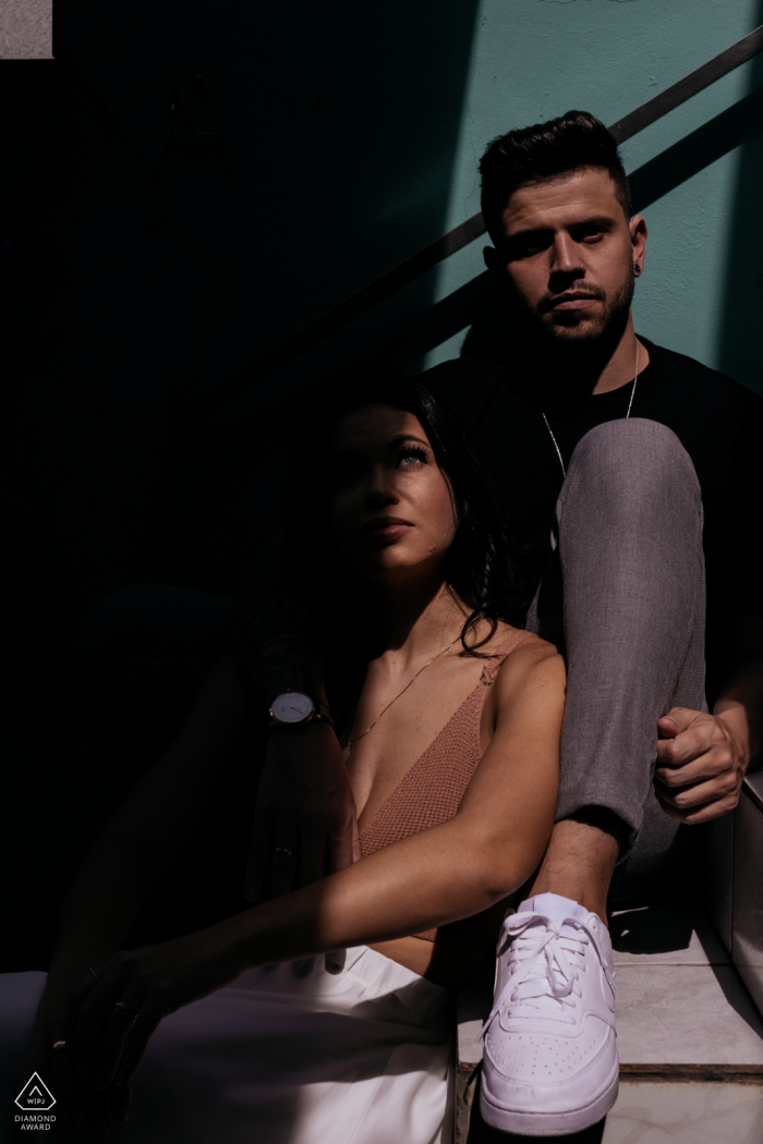 Photos de fiançailles Santo André. Un couple de São Paulo pose au soleil et à l'ombre des escaliers urbains