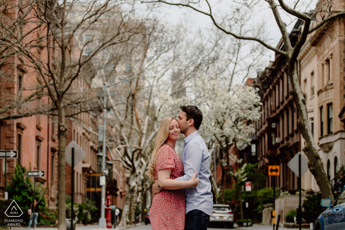 Un servizio fotografico prematrimoniale da Brooklyn Heights Promenade mentre la coppia si ferma per un bacio in mezzo alla strada