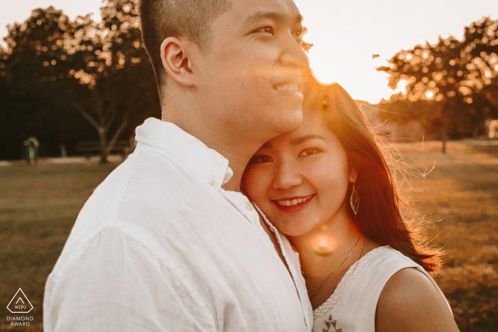 Un Save the Date à Dallas. Texas portrait d'un couple au soleil montrant son sourire doré