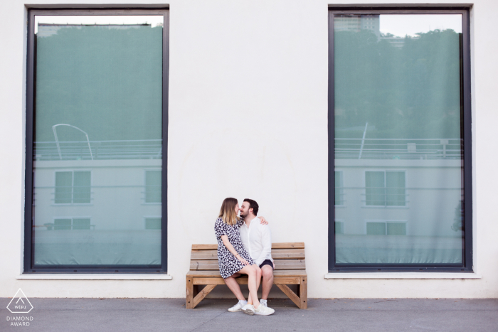 A Réservez la date dans Confluence. Portrait lyonnais de la mariée sur les genoux du marié et s'approchant pour un baiser