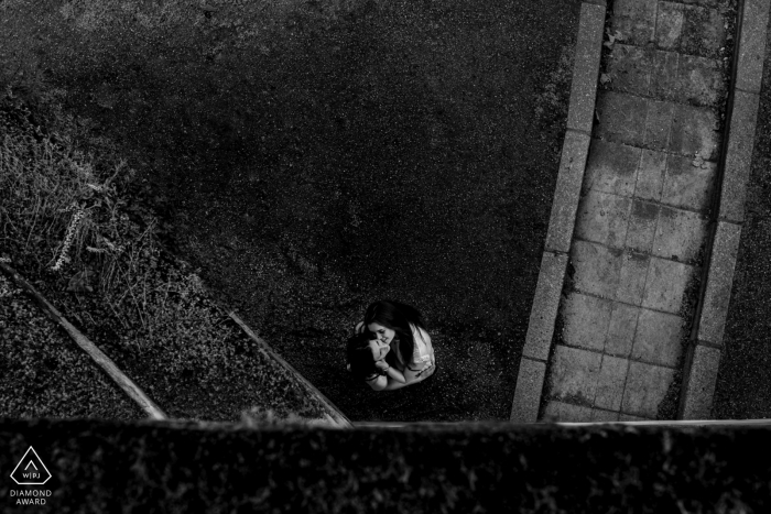 An after the wedding proposal engagement picture session in Toulouse showing the Textures from above in BW