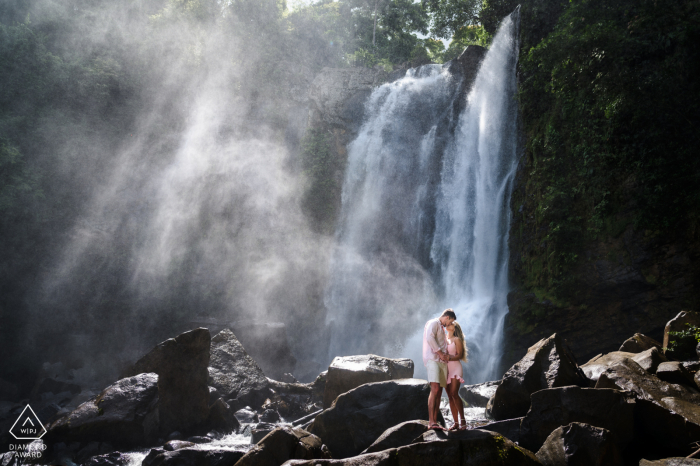 Ela disse sim, sessão de fotos pós-casamento na Cachoeira Nauyaca, San Isidro, Perez Zeledon, Costa Rica para um casal se beijando em frente à incrível queda d'água