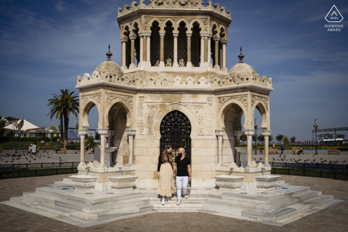 Ein junges Paar, das während eines Verlobungsfotoshootings durch die Straßen von İzmir geht