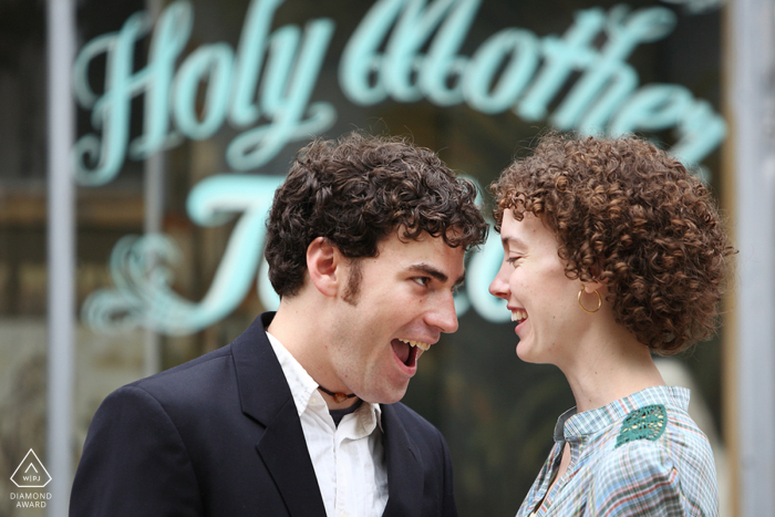 Sie sagte ja, Fotosession nach dem Heiratsantrag in Little Five Points in Atlanta für ein Paar, das miteinander lacht Sie sagte ja, Fotosession nach dem Heiratsantrag in Little Five Points in Atlanta für ein Paar, das miteinander lacht