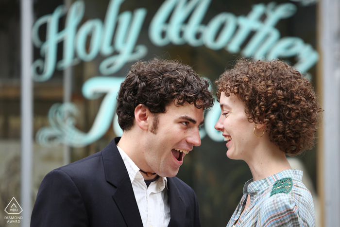 Elle a dit oui, séance photo après la demande en mariage à Little Five Points à Atlanta pour un couple qui rit ensemble