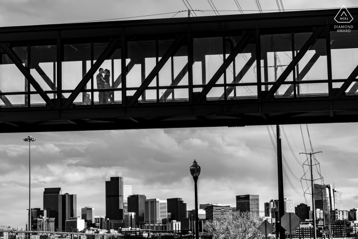 Sie sagte ja, Fotosession nach dem Heiratsantrag in Denver, Colorado, auf einem städtischen Gehweg im Stadtbild über ihnen