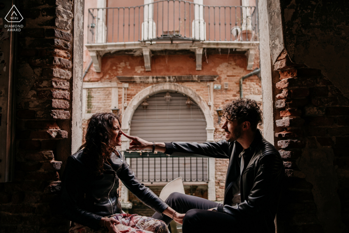 Uma sessão de fotos de noivado após a proposta de casamento em Veneza, Itália, com um toque macio no nariz