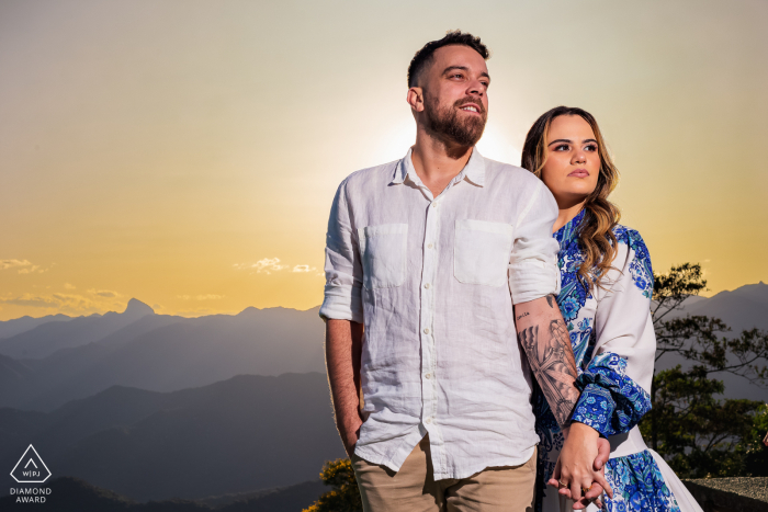 Une photo de fiançailles après la demande en mariage de Petropolis pour un couple brésilien profitant de la vue du coucher du soleil sous un angle élevé