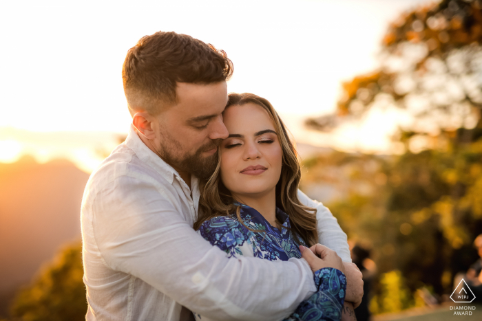 Una sesión de fotos de compromiso después de la propuesta de boda en Petrópolis, Río de Janeiro para los jóvenes amantes de Brasil que disfrutan del cálido sol en su abrazo