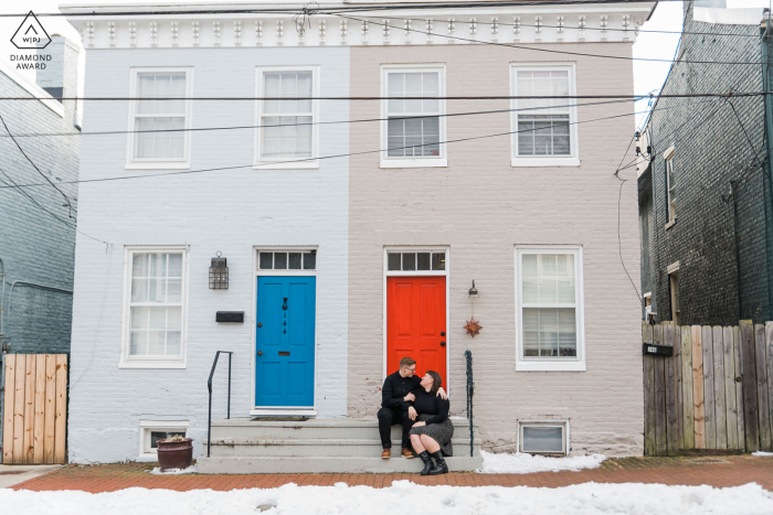 Une photographie de fiançailles après la proposition de mariage de Frederick dans le Maryland créée dans une résidence privée sur le perron