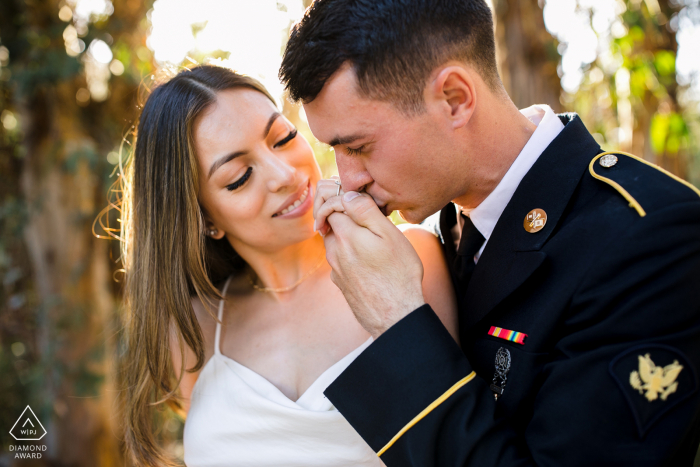 Una sesión de fotos de compromiso después de la propuesta de matrimonio en Saratoga, California, creada antes de que se despliegue en el ejército.