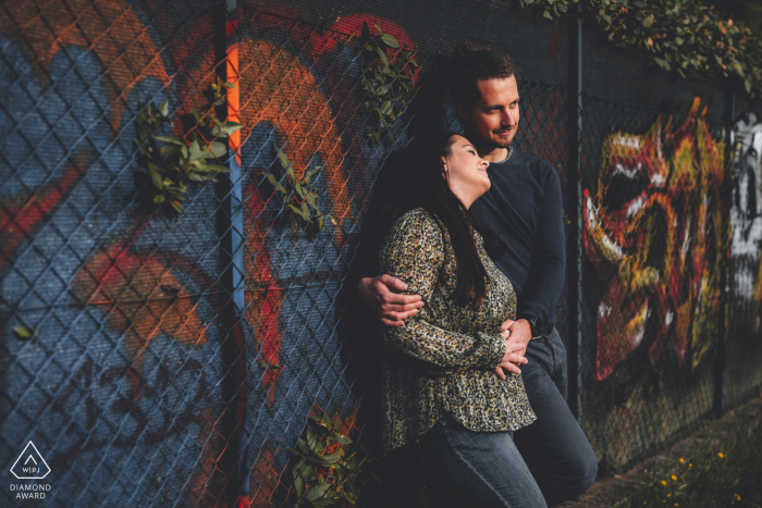 A Save the Date à Franciacorta. Portrait de Brescia du couple italien dans un décor urbain, graveleux et graffiti