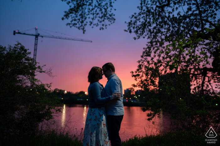 Une photographie de fiançailles après la demande en mariage de Chicago à Jackson Park créée pour un couple posant devant un coucher de soleil