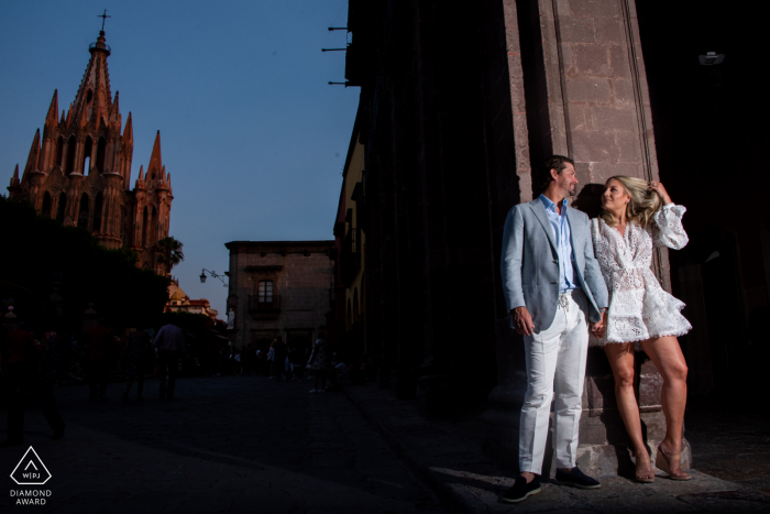 Sie sagte ja, Fotosession nach dem Heiratsantrag im Zentrum von San Miguel de Allende mit vielen Menschen an diesem Tag im Zentrum der Stadt, in einer dunklen Umgebung und mit dem Blitz, um das Paar zu beleuchten